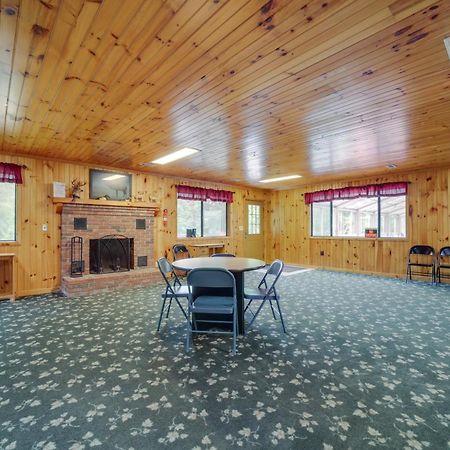 Pet-Friendly Creekside Cabin With Pool Access! Мегги-Вэлли Экстерьер фото