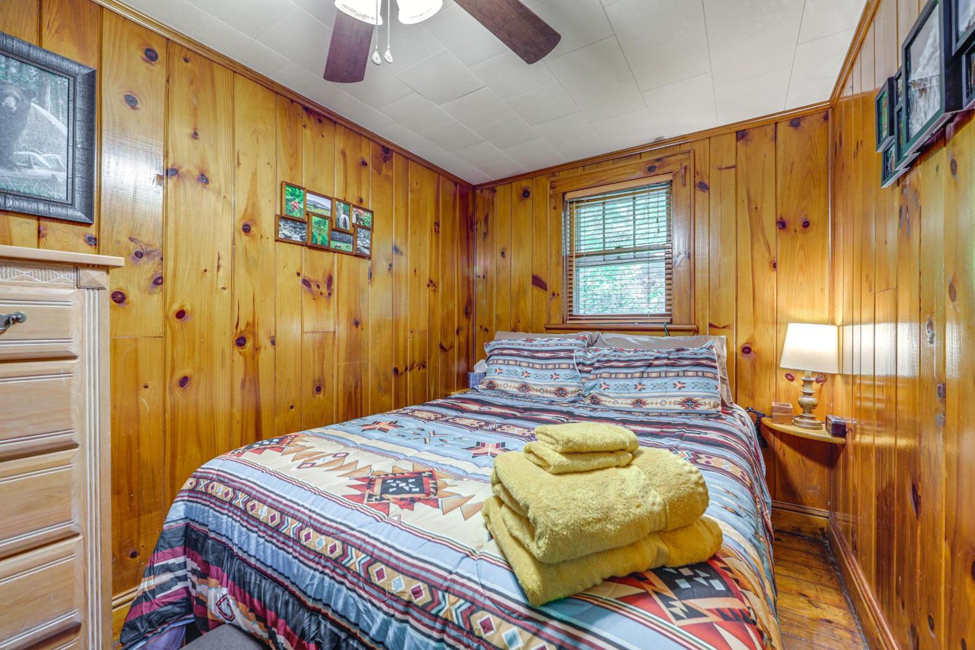 Pet-Friendly Creekside Cabin With Pool Access! Мегги-Вэлли Экстерьер фото