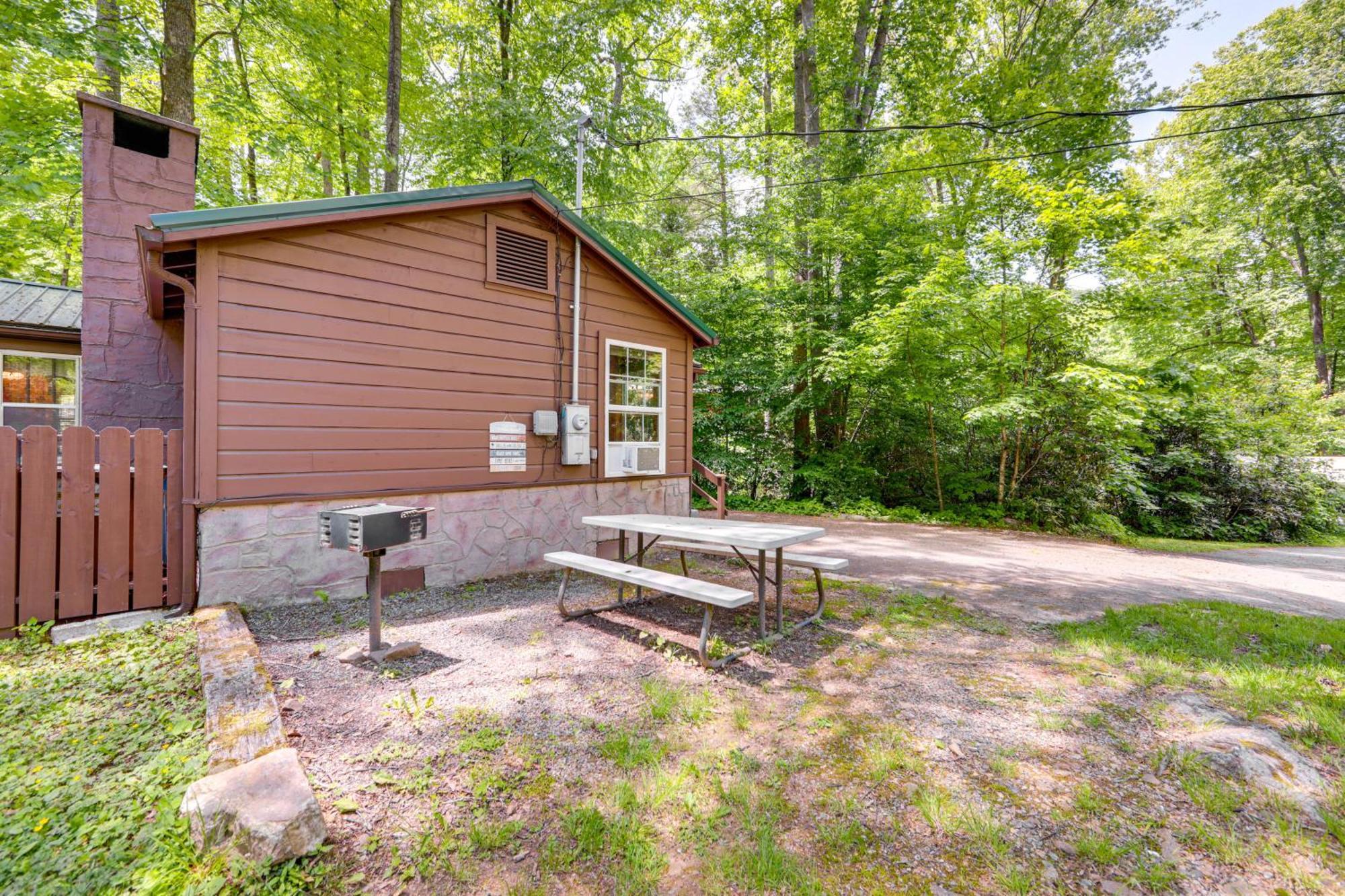 Pet-Friendly Creekside Cabin With Pool Access! Мегги-Вэлли Экстерьер фото