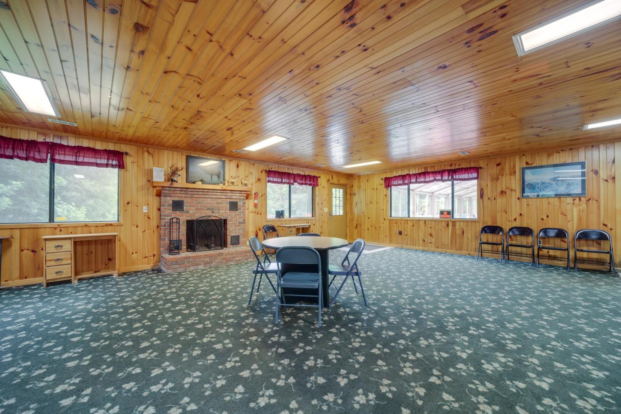 Pet-Friendly Creekside Cabin With Pool Access! Мегги-Вэлли Экстерьер фото