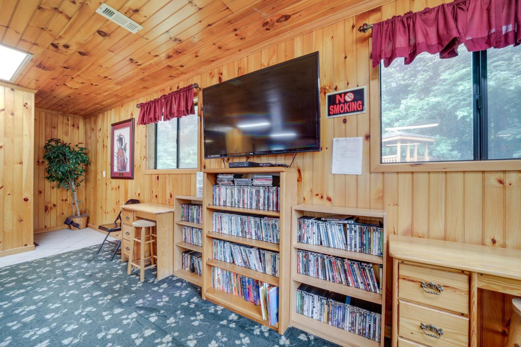 Pet-Friendly Creekside Cabin With Pool Access! Мегги-Вэлли Экстерьер фото