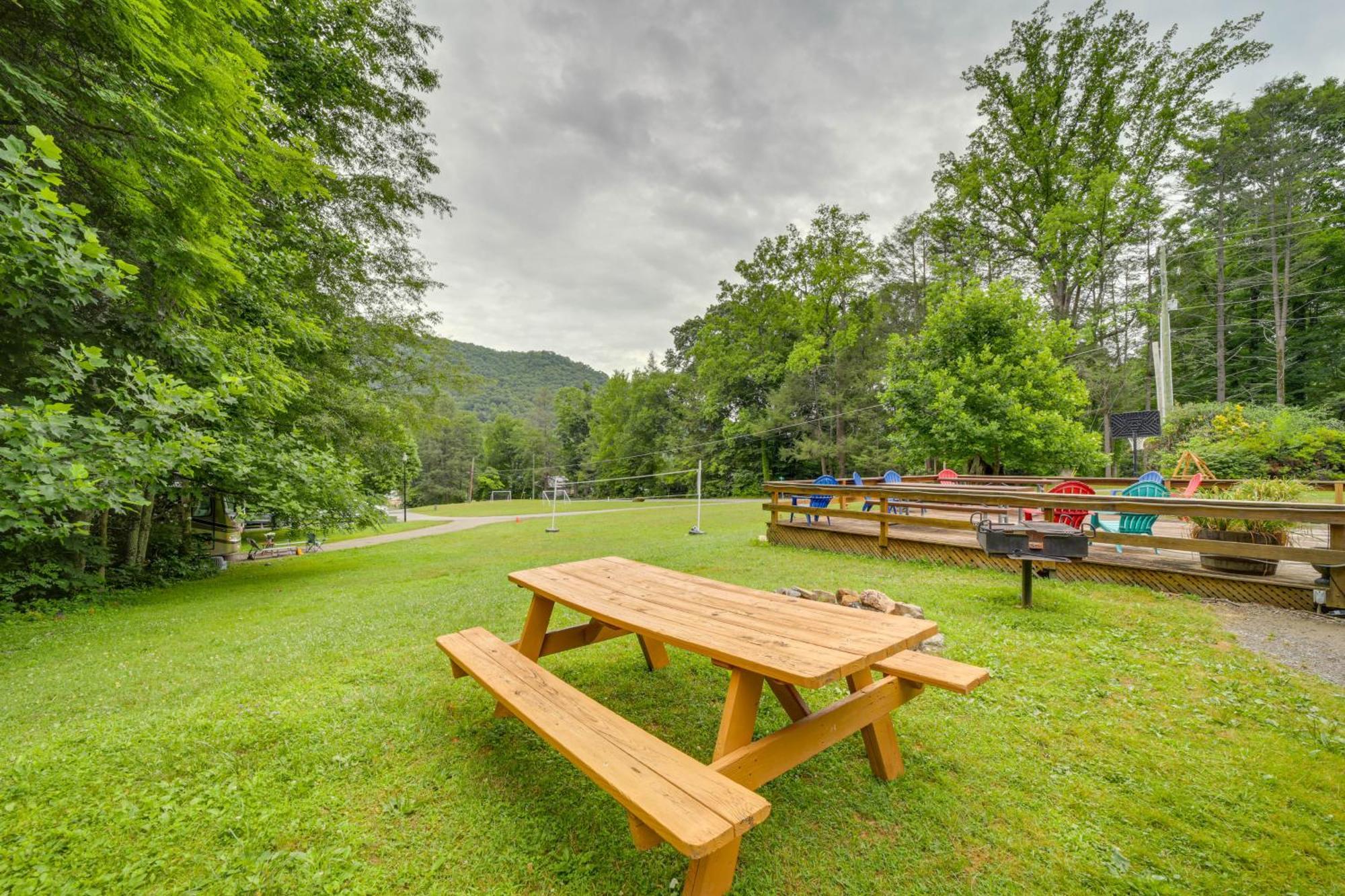 Pet-Friendly Creekside Cabin With Pool Access! Мегги-Вэлли Экстерьер фото
